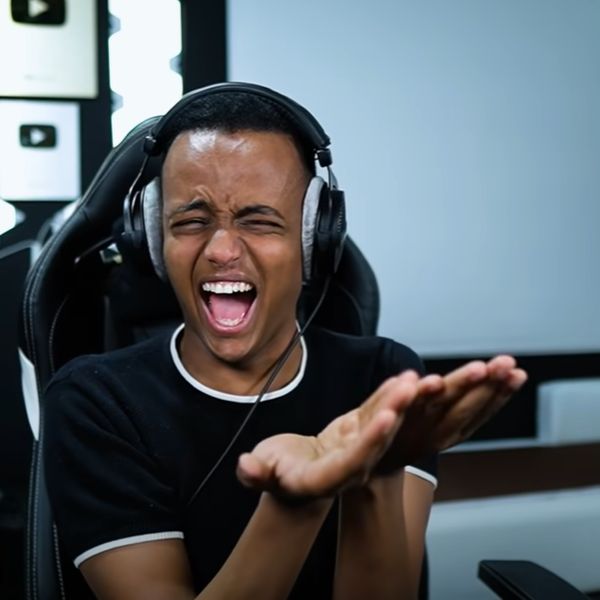 أبرز المحطات الخيرية في مسيرة أبو فلة الإلكترونية